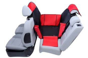 Mata samochodowa Activ Mini na połowę tylnej kanapy z bokami i ochroną zagłówków czarno czerwona